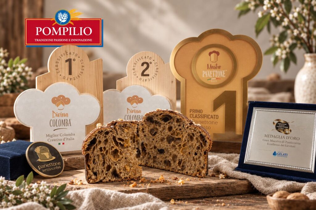 I premi del Panificio Pompilio con un panettone tagliato